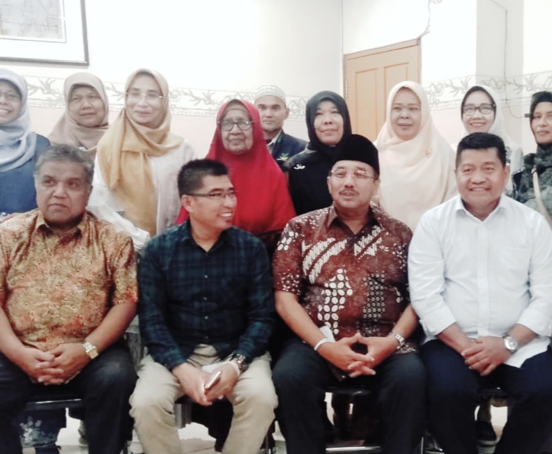 Beni Utama, poto bareng bersama anggota dan pengurus PEKAPAS Kota Bukittinggi, Ahad (3/12/2023) malam.